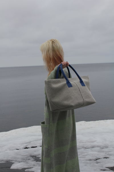 KOTIVIDEOITA Iso laukku XXL luonnonvalkoinen siniset nahka kantohihnat