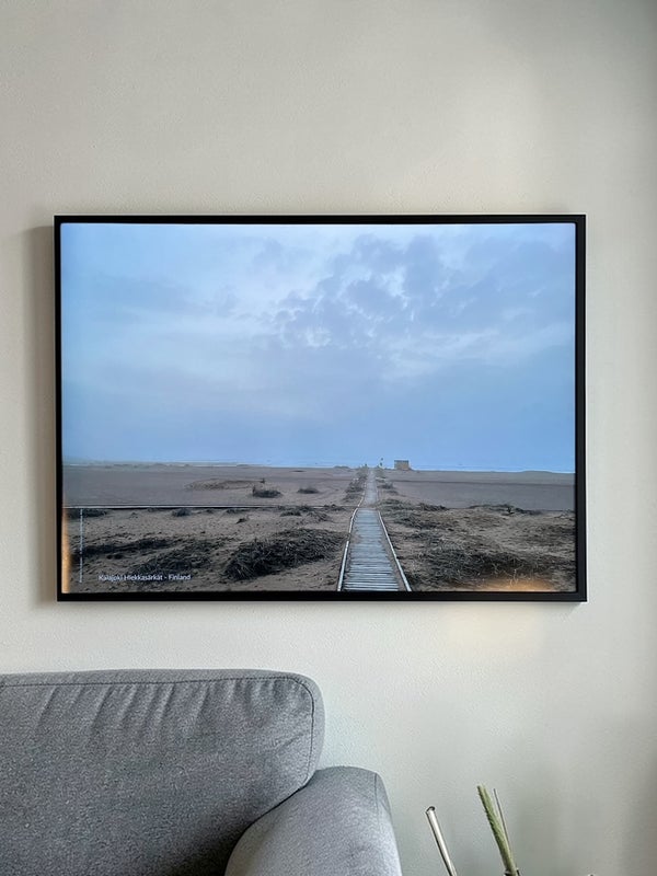 Sininen meri ja taivas Kalajoen Hiekkas&auml;rk&auml;t juliste B2