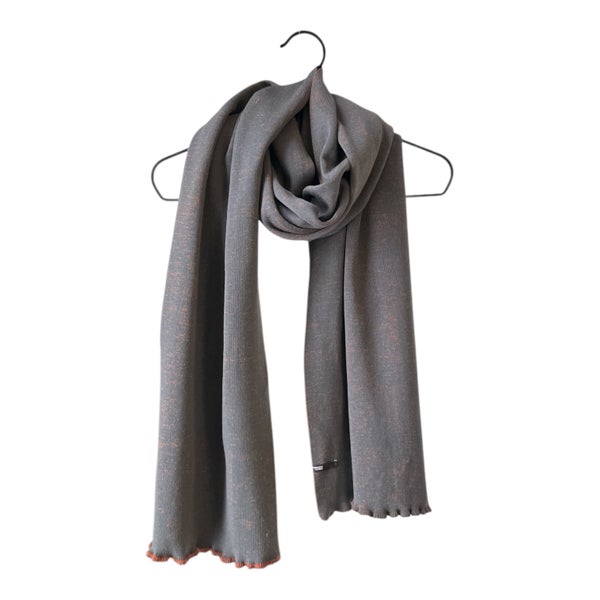 Pitk&auml; merinovilla huivi,  tummanharmaan ruskea