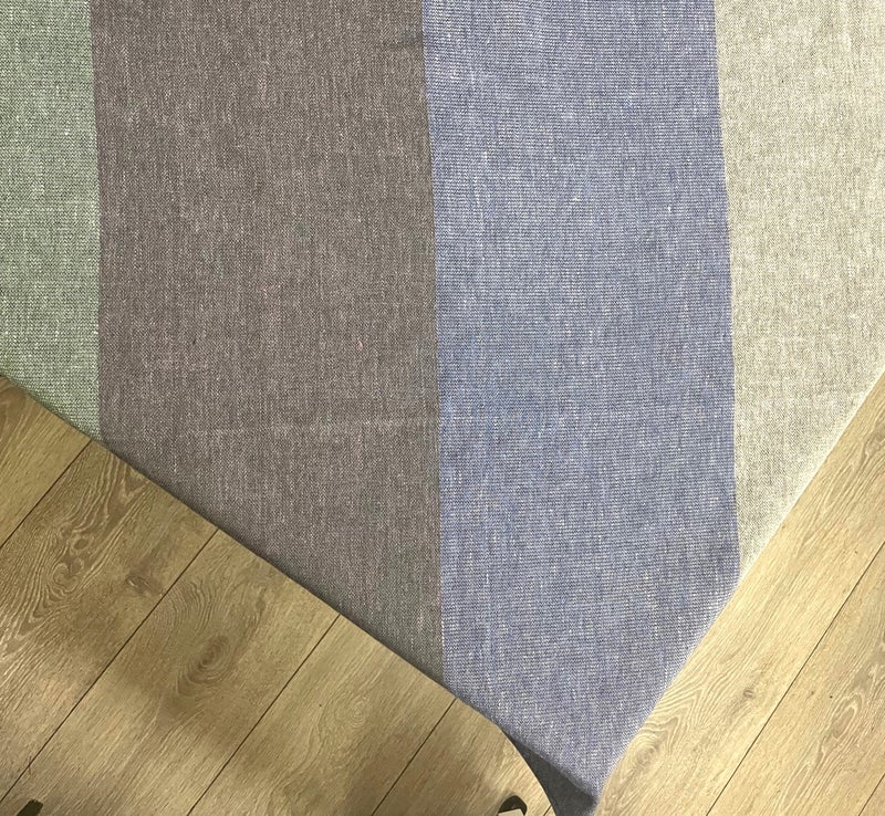 tablecloth turquoise, gray, purple and green wide stripes on the table