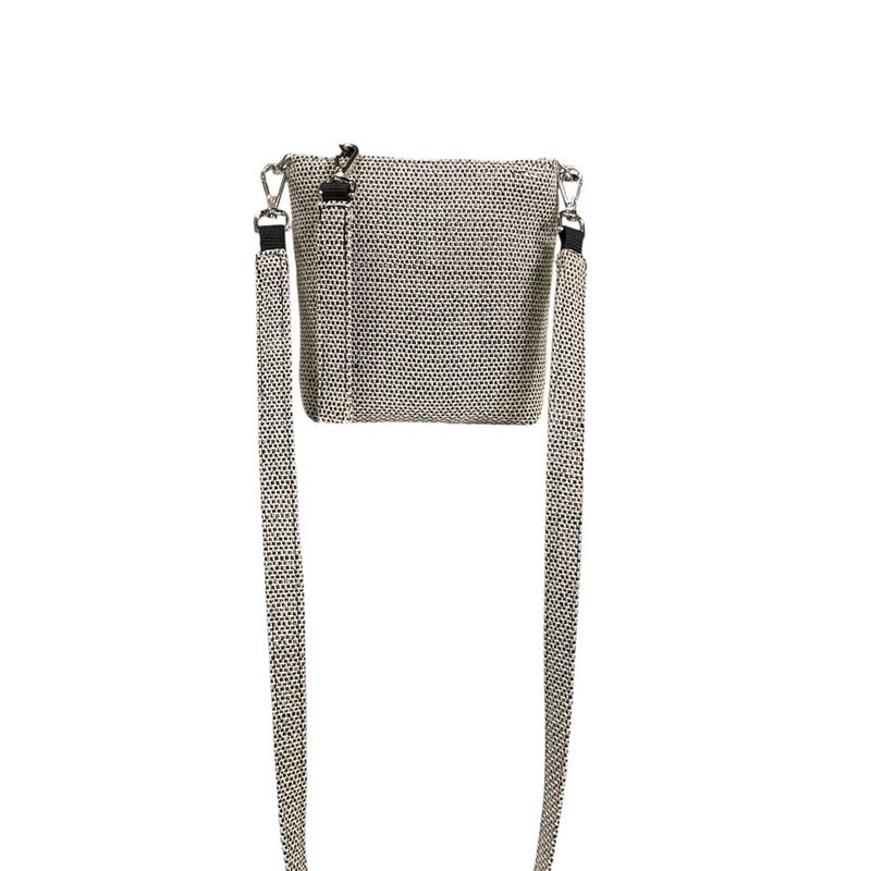 Pisa Design avaimenper&auml; ja laukkukoru laukussa valkea