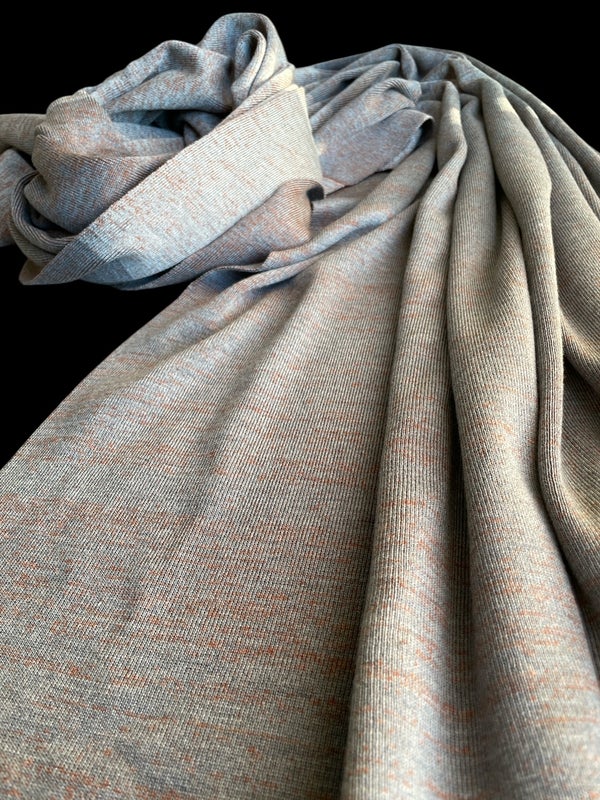 uniikki pitk&auml; merinovillahuivi harmaa raidallinen pintaa