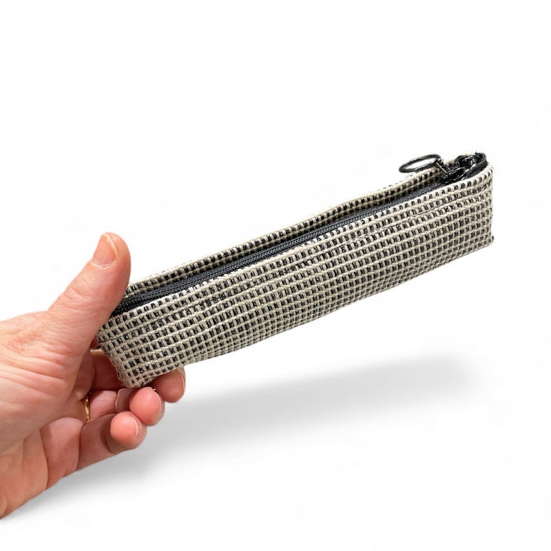 EDIT XXXS pieni kosmetiikkalaukku penaalimalli, valkea