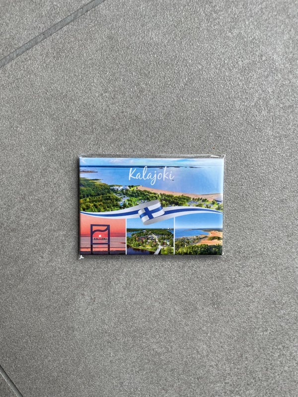 J&auml;&auml;kaappi magneetti jossa nelj&auml; kuvaa Kalajoen Hiekkas&auml;rkilt&auml;