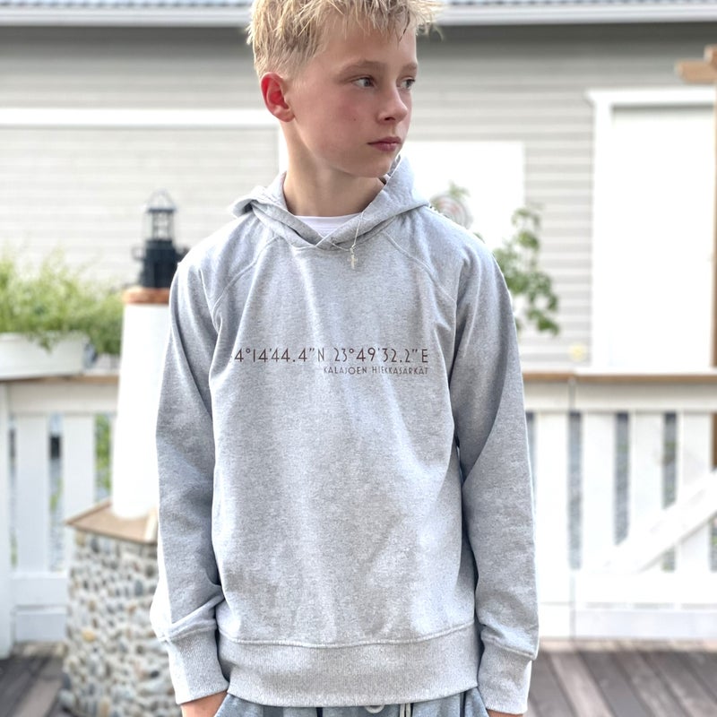 Kalajoki Hiekkas&auml;rk&auml;t vaaleanharmaa koordinaatti huppari  ruskea teksti